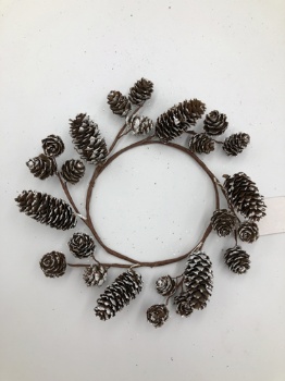 Grey berry + pinecone wreath d=22cm