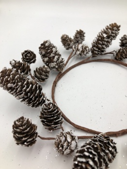 Grey berry + pinecone wreath d=22cm