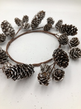 Grey berry + pinecone wreath d=22cm